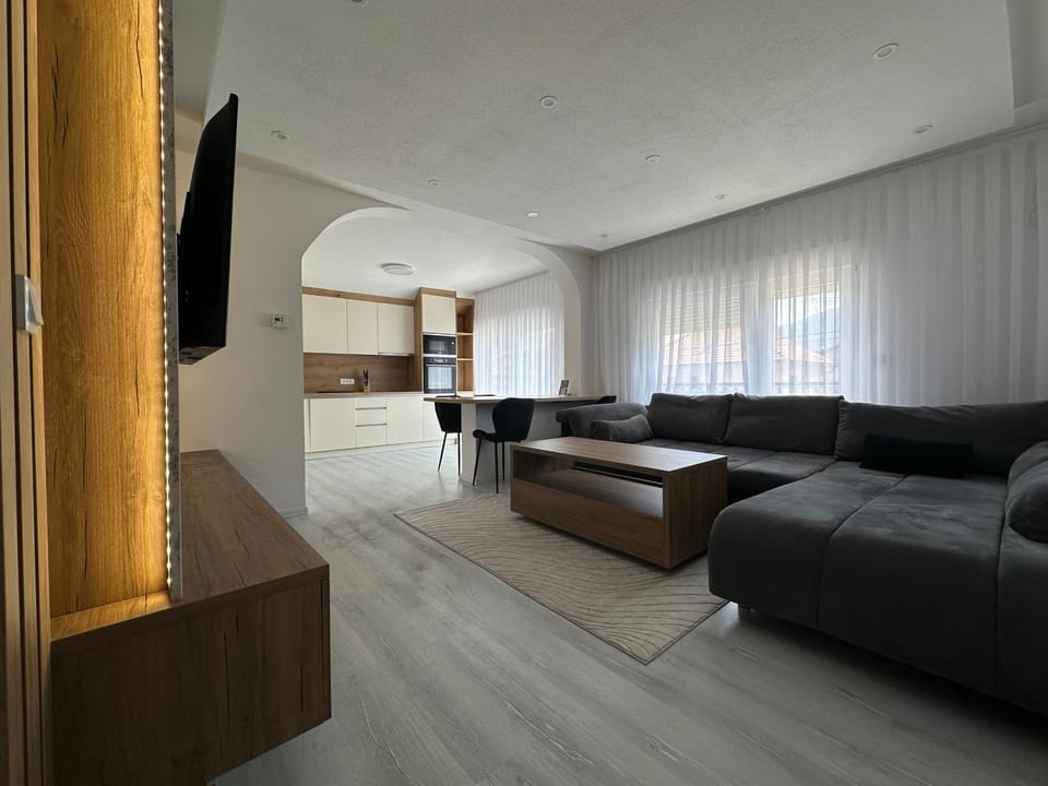 TV and multimedia, Kitchen or kitchenette, Living room, Seating area