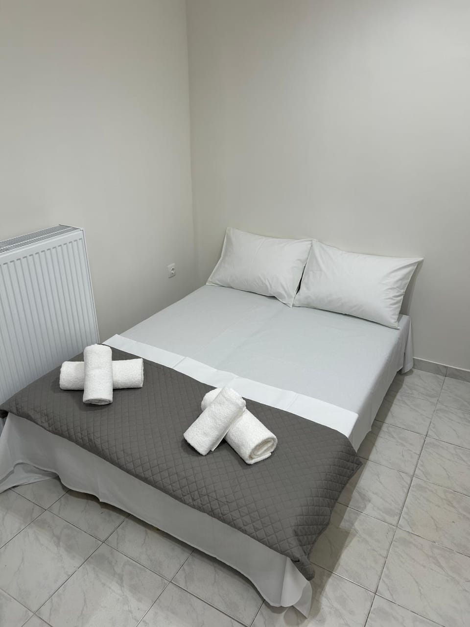 Bed, Living room, towels