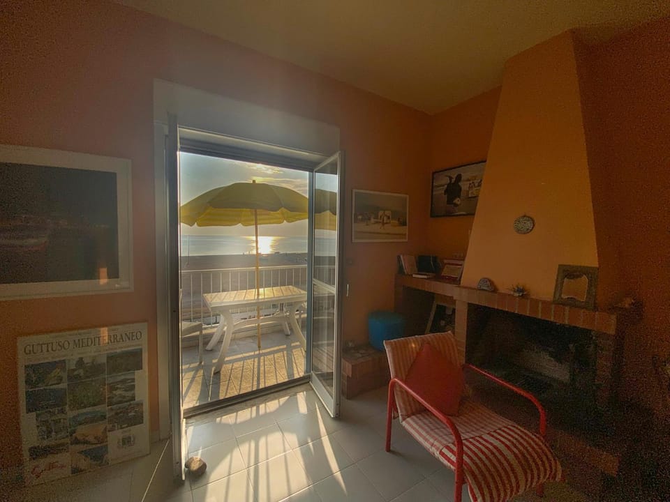 Rainbow Seafront Apartment Apartment in Calabria