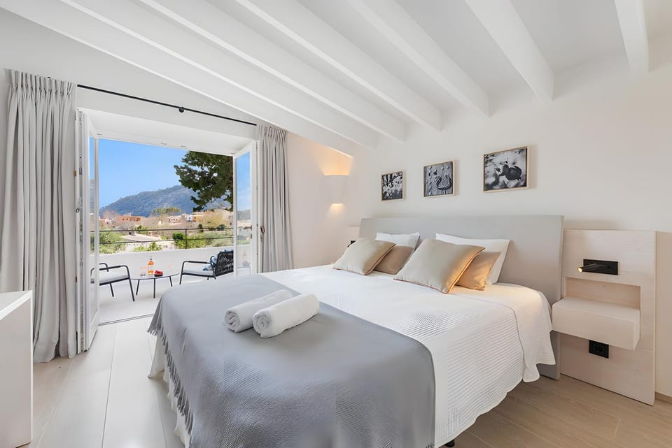 Property building, Living room, Bedroom