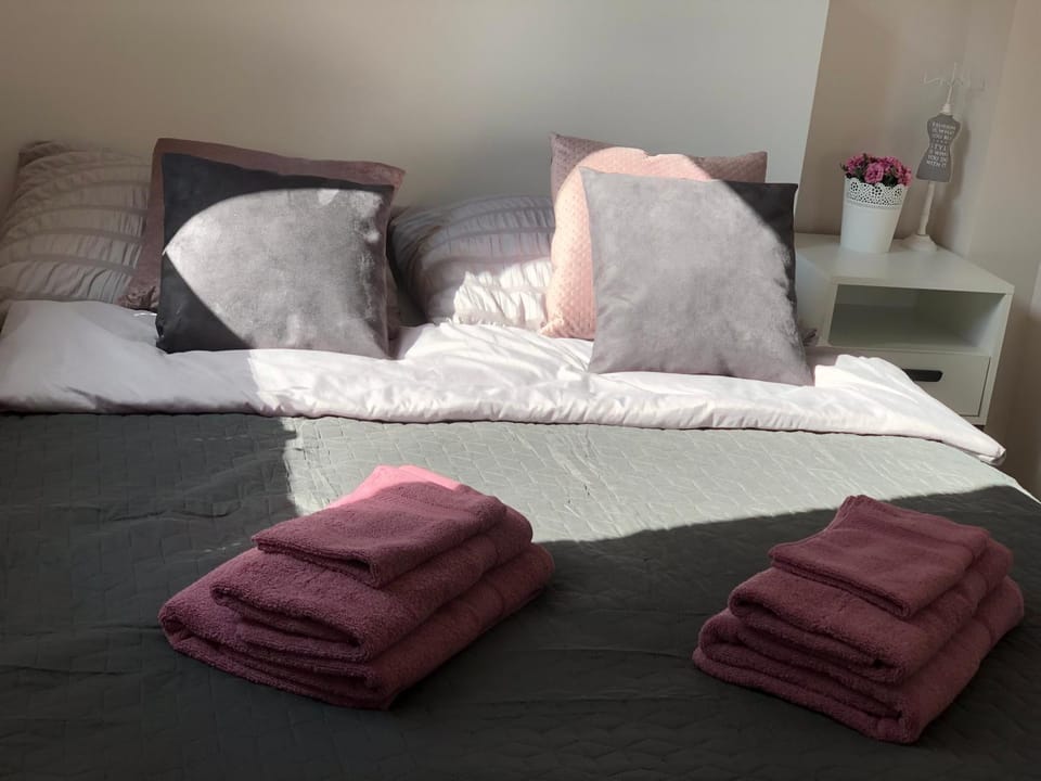 Komfortowy apartament Osiedle Lecha- garaż podziemny, balkon ,wejście 24h kod ,centrum, targi ,faktura Apartment in Poland