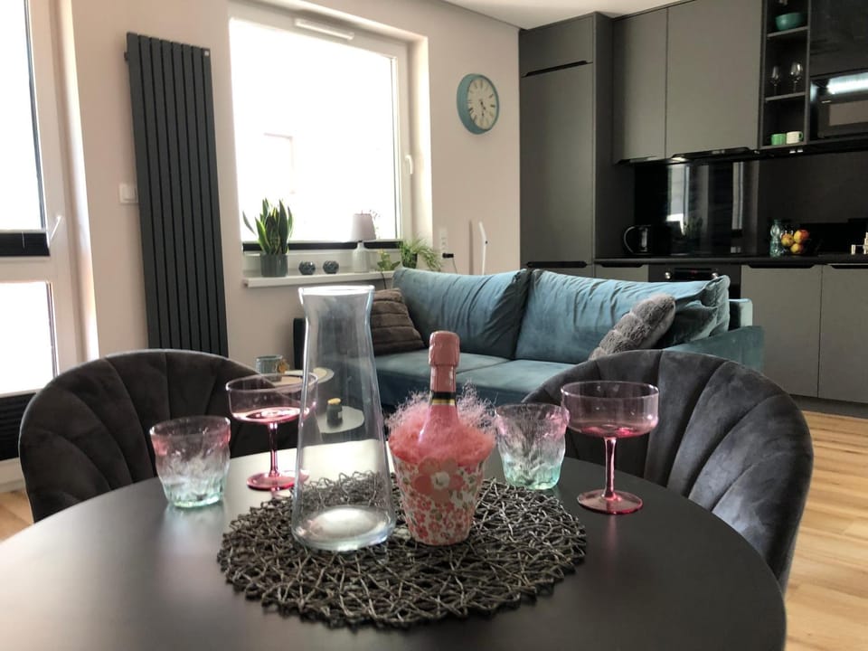 Komfortowy apartament Osiedle Lecha- garaż podziemny, balkon ,wejście 24h kod ,centrum, targi ,faktura Apartment in Poland