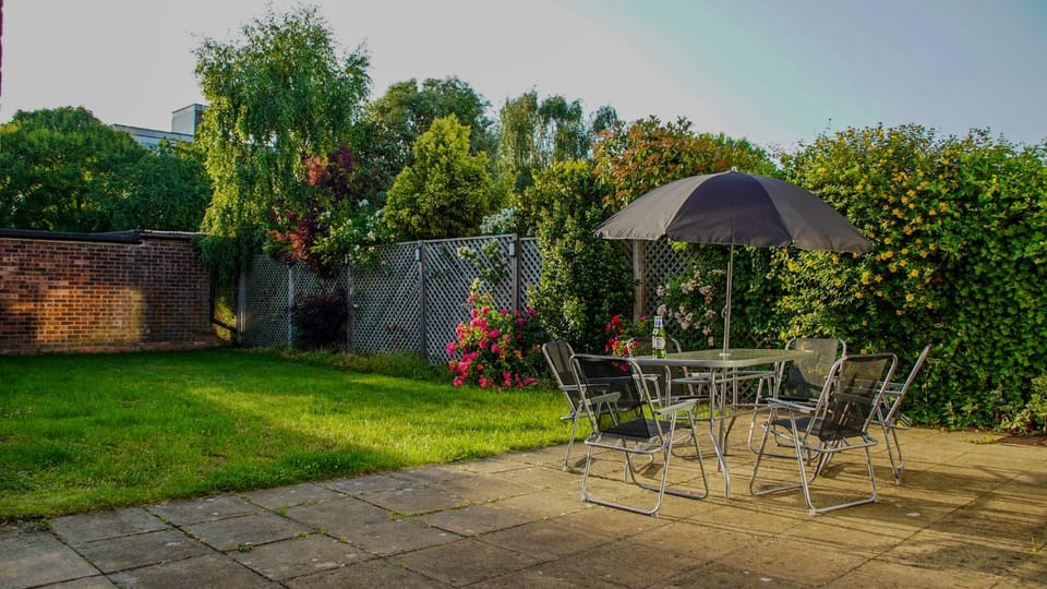 Patio, Spring, Day, Garden, Dining area, Garden view