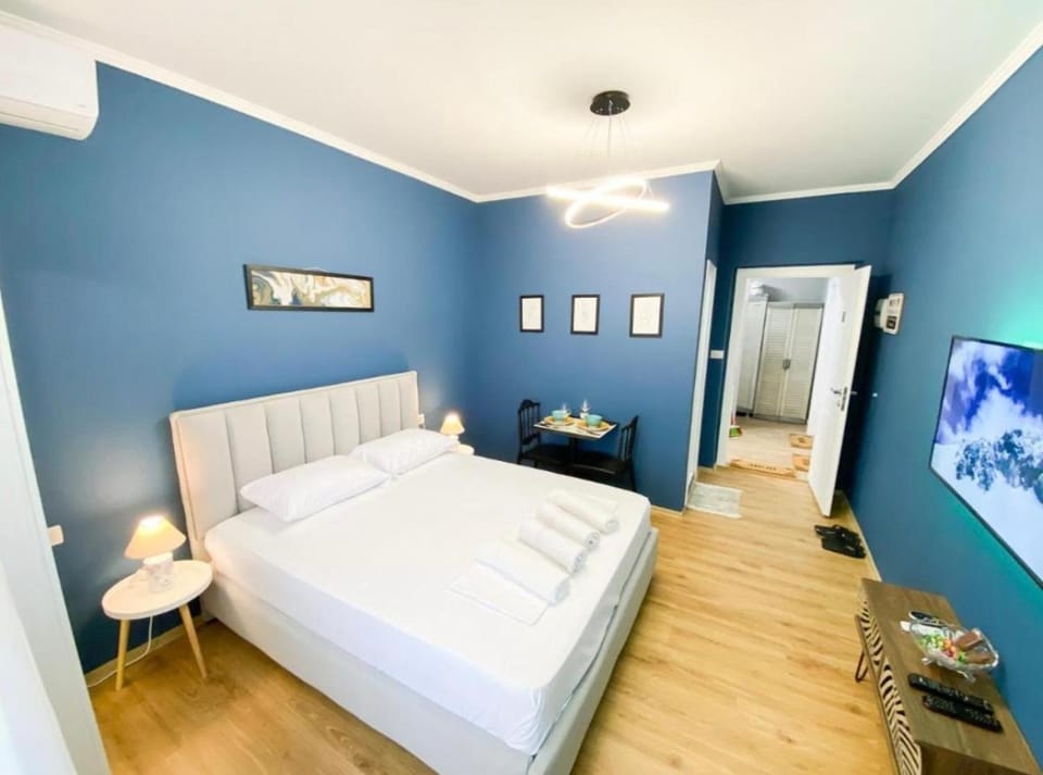 Bed, TV and multimedia, Photo of the whole room, Bedroom