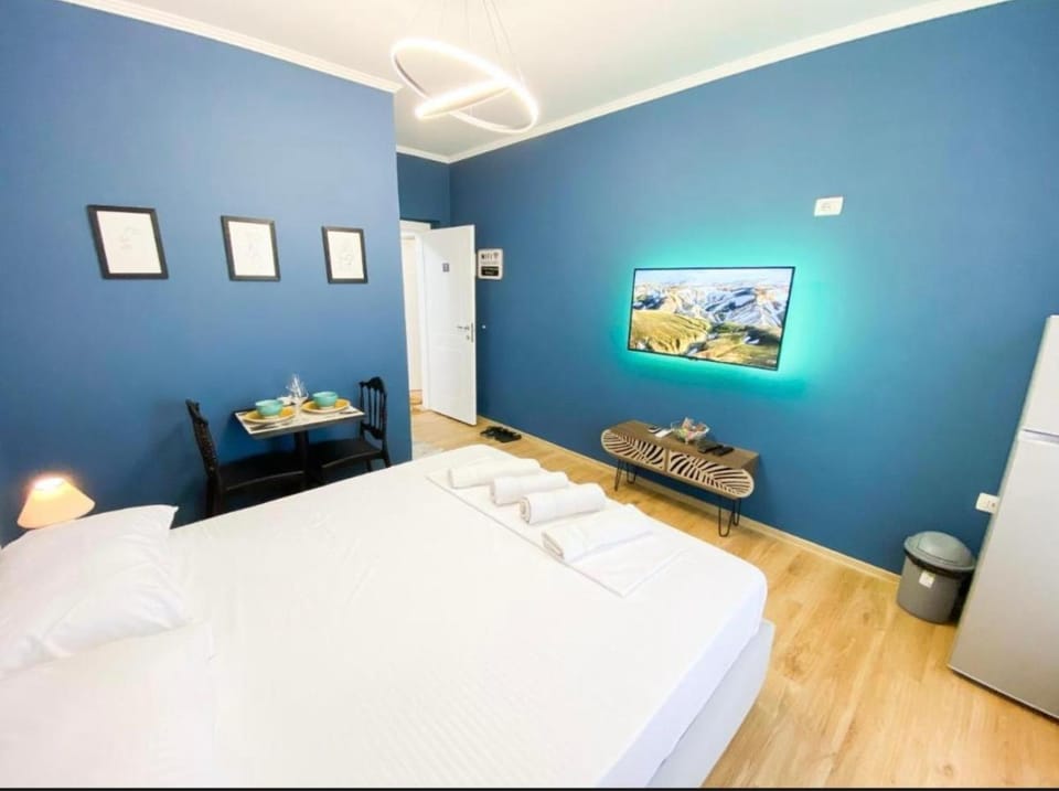 Bed, TV and multimedia, Photo of the whole room, Bedroom