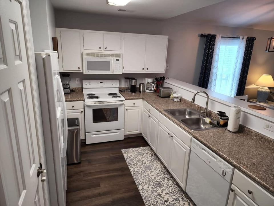 Gorgeous condo at River Oaks golf grounds House in Carolina Forest