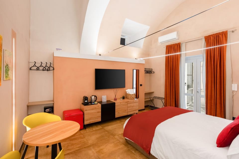 Bed, TV and multimedia, Seating area, Evening entertainment