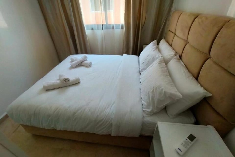 Bed, Bedroom, towels