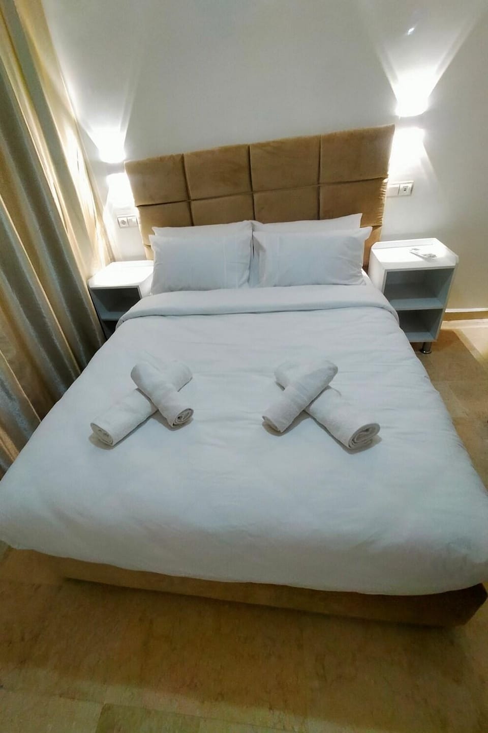 Bed, Bedroom, towels