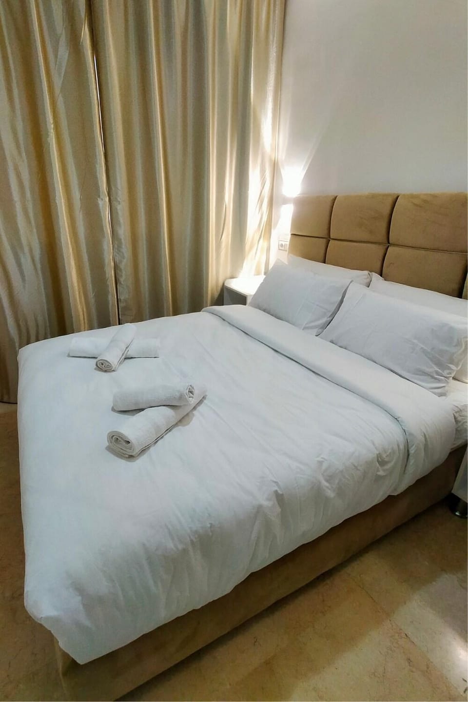 Bed, Bedroom, towels