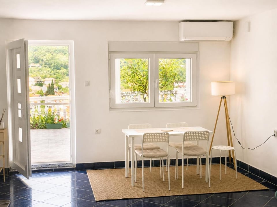 Living room, Seating area, Dining area, air conditioner
