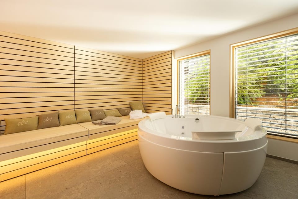 Hot Spring Bath, Hot Tub, View (from property/room), Spa and wellness centre/facilities, Decorative detail, Bath