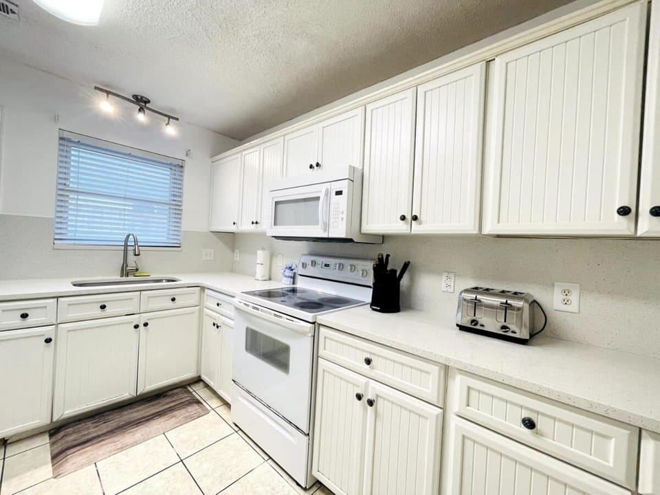 Spacious duplex short walk to the beach shared Pool House in Crescent Beach