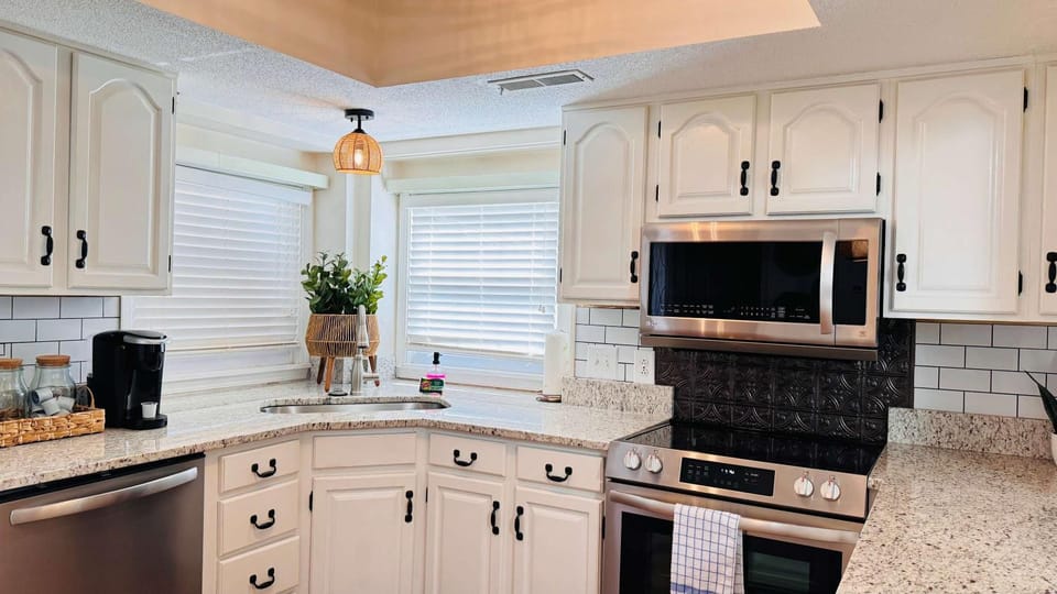 Charming Home - Pet Friendly - 4 Blocks from Beach House in North Myrtle Beach