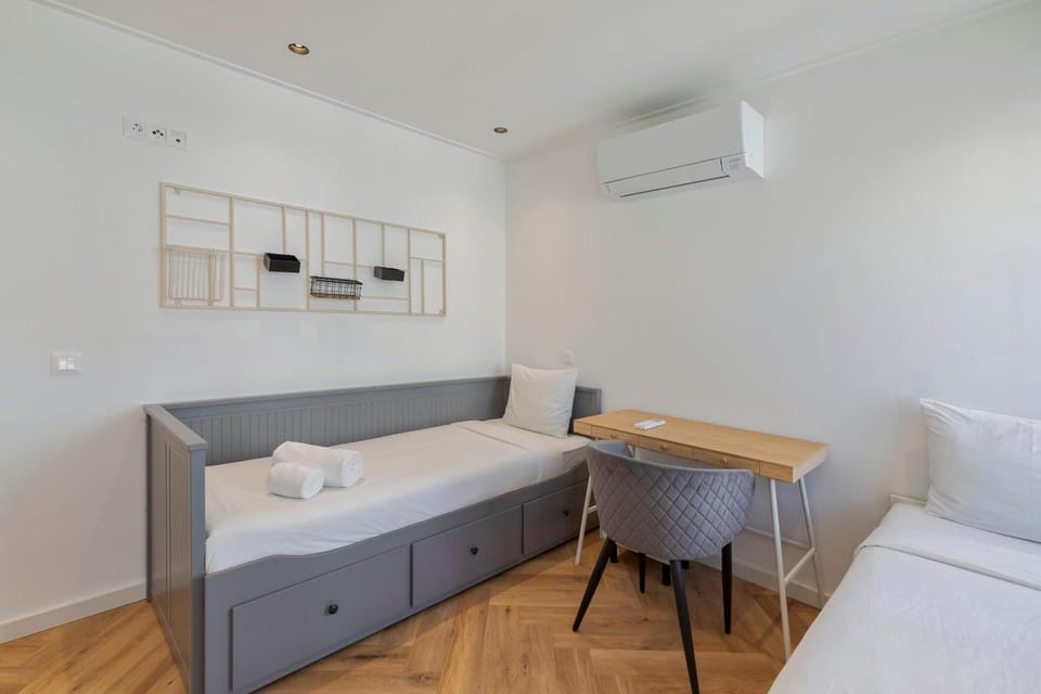 Bed, Photo of the whole room, Bedroom, towels, air conditioner