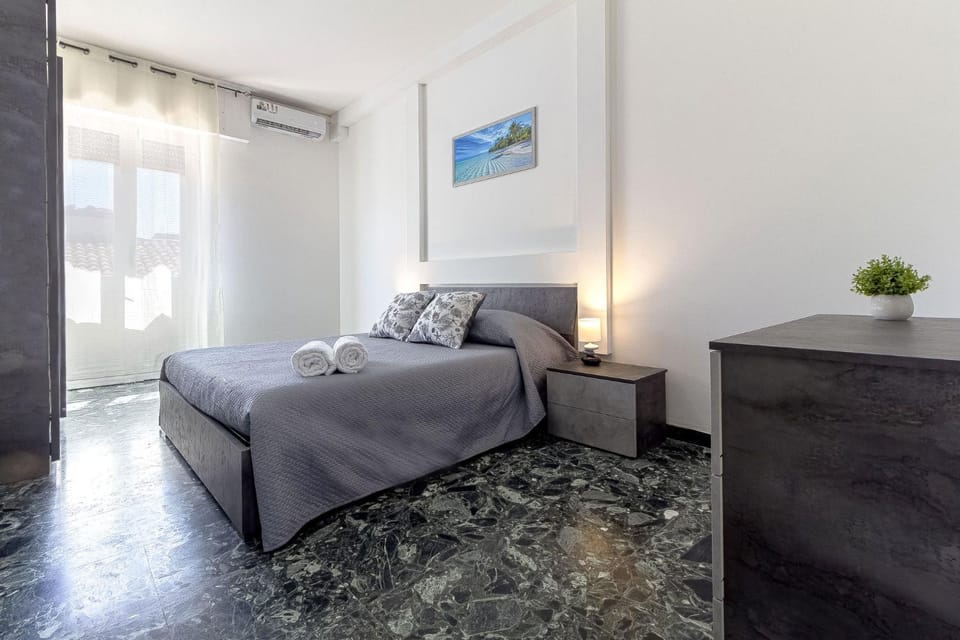 Bed, Photo of the whole room, Bedroom, air conditioner