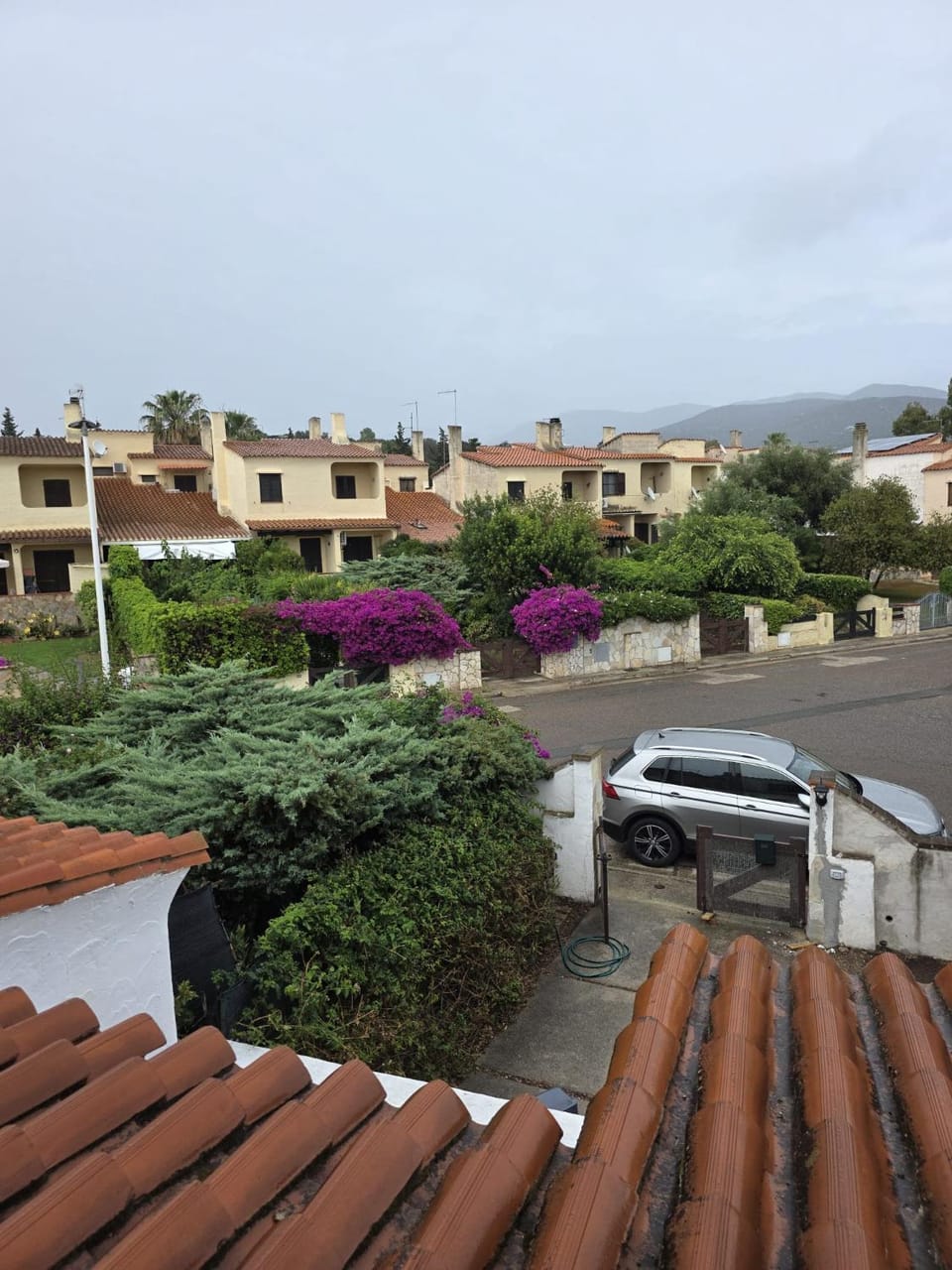 Neighbourhood, Mountain view, Quiet street view, Parking