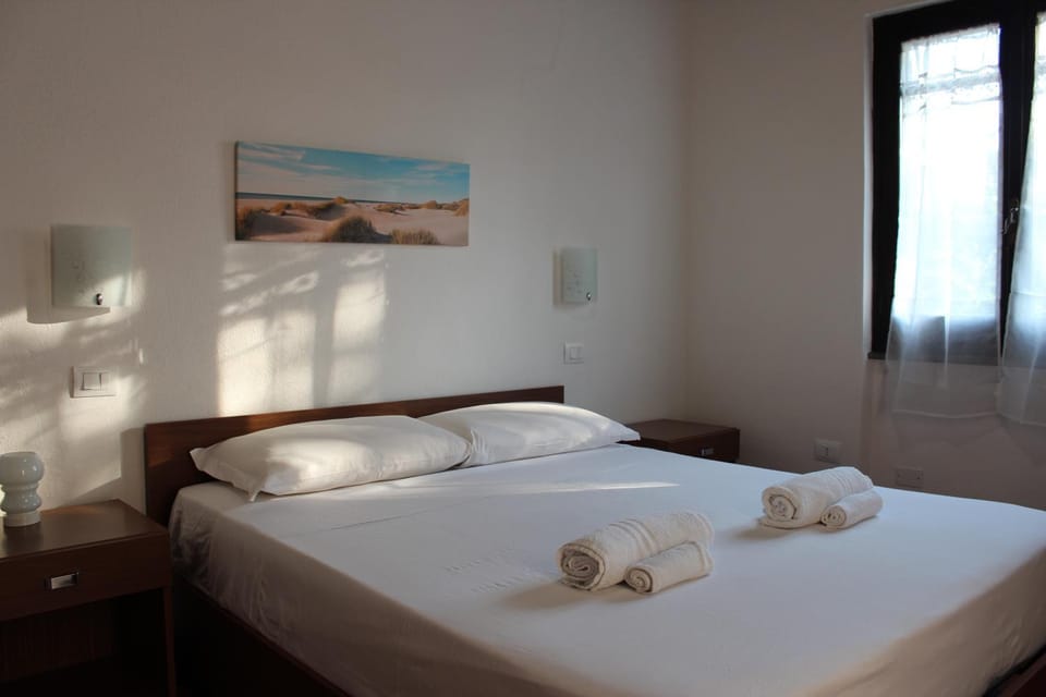 Bed, Bedroom, Sea view, towels