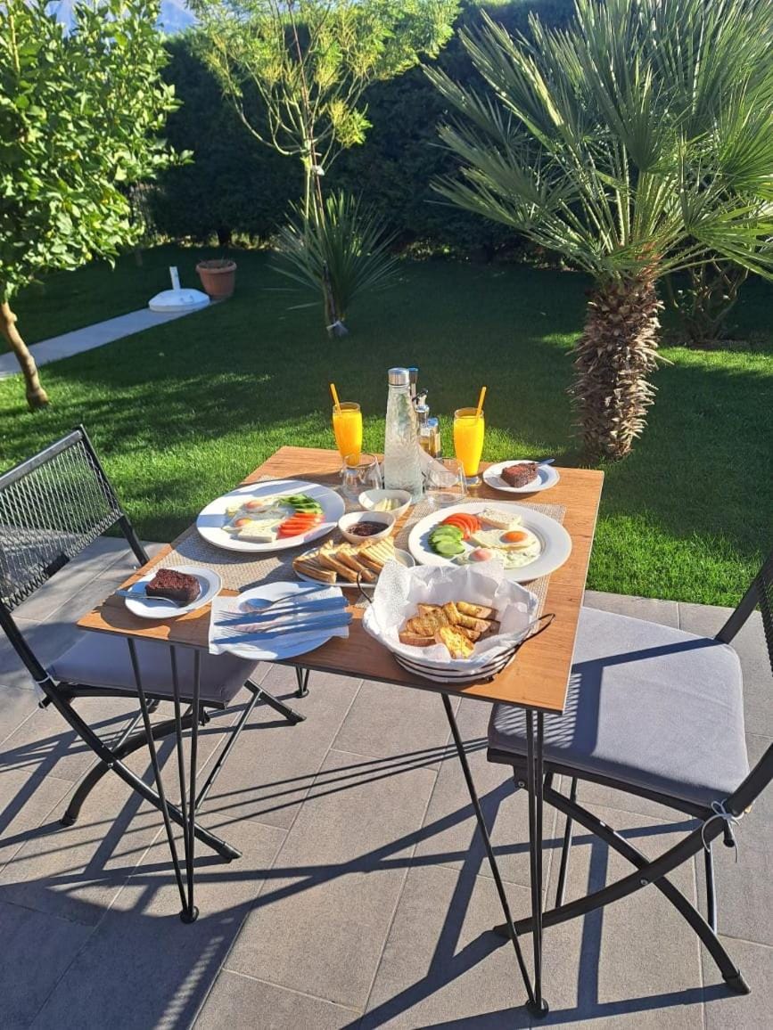Patio, Spring, Day, Garden, Dining area, Food, Garden view, Drinks