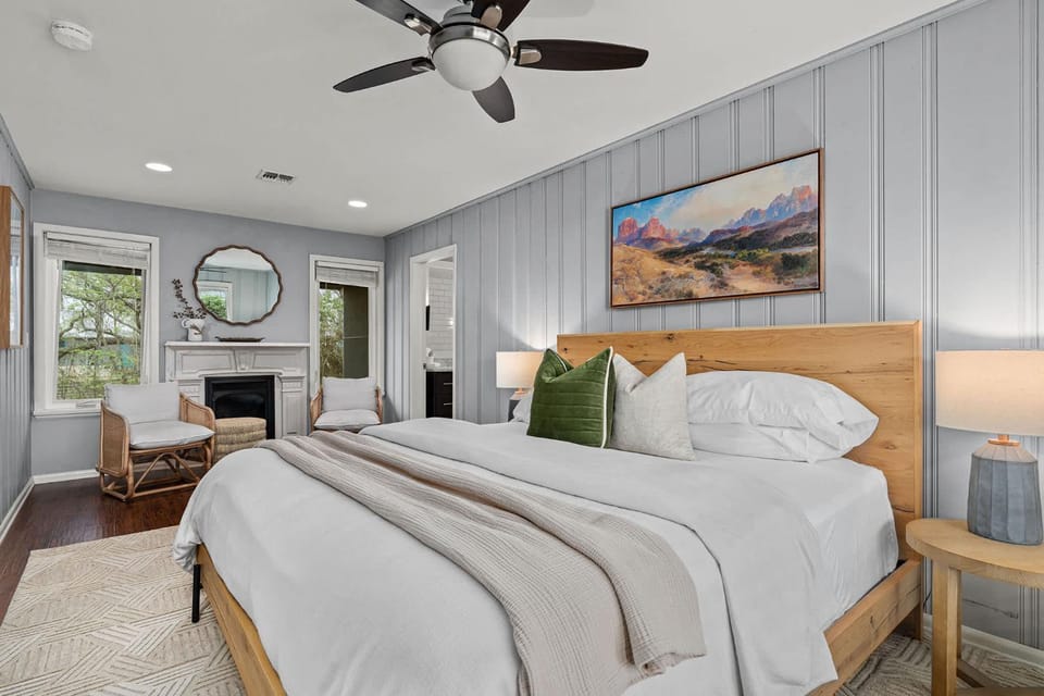 Canary Haus Walk to Main Pet friendly Firepit House in Fredericksburg