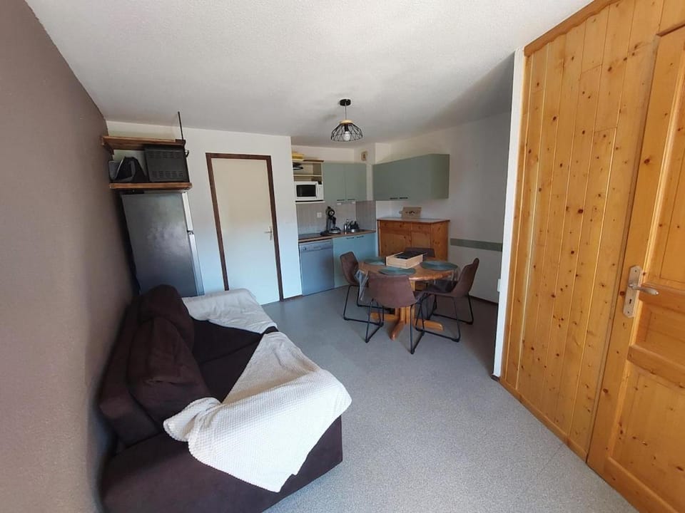Kitchen or kitchenette, Seating area, Dining area