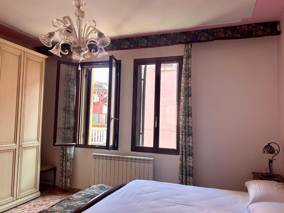 Photo of the whole room, Bedroom, wardrobe