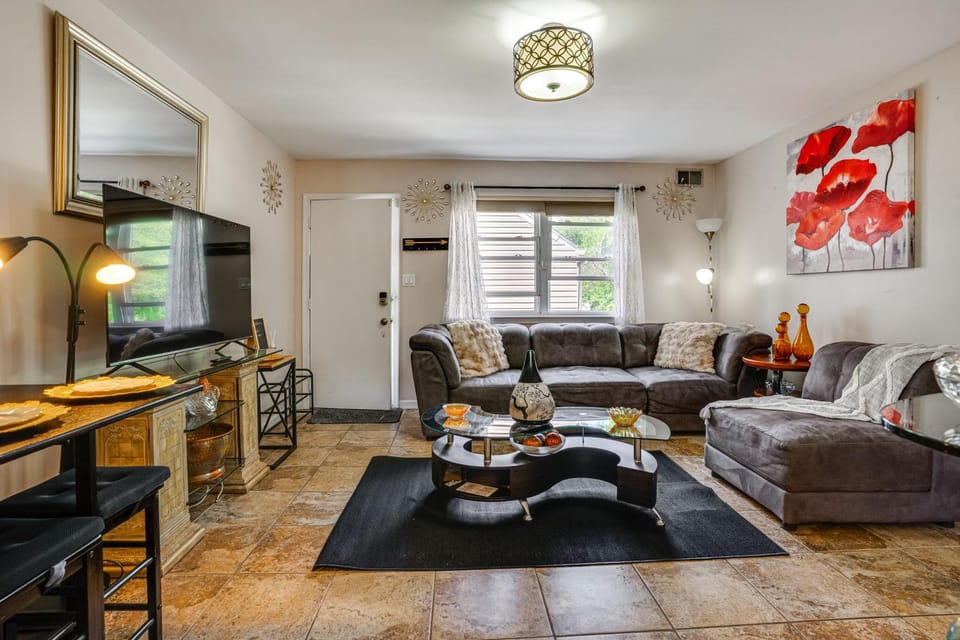 8 Mi to Long Beach: Cozy Apt w/ Fenced Yard! Apartment in Baldwin