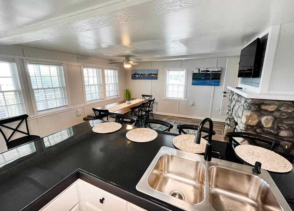 Dining area, kitchen