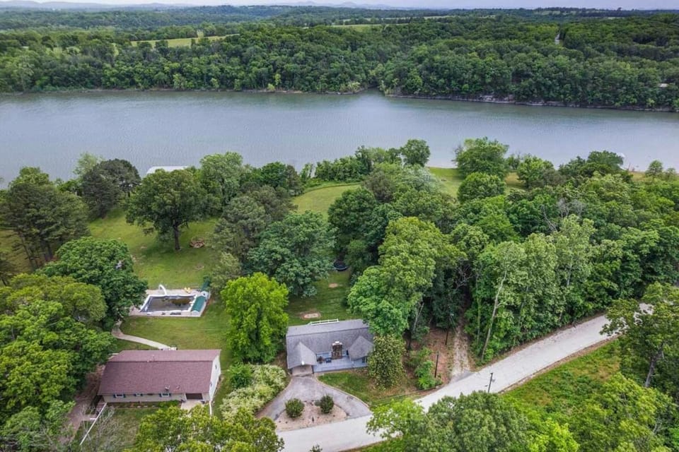 5 BR lakefront home with swim dock bunk room High Speed WiFi House in Table Rock Lake