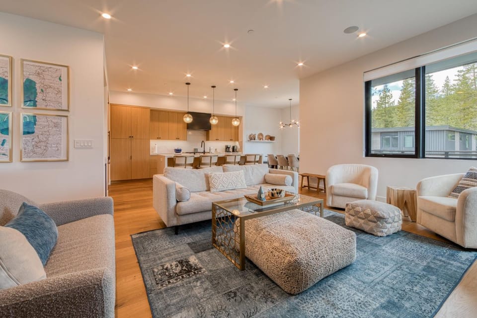 Twilight Run at Palisades by Tahoe Getaways - Pet-Friendly 3BR w EV Charger & Ski Shuttle House in Palisades Tahoe (Olympic Valley)