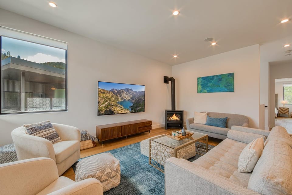 Twilight Run at Palisades by Tahoe Getaways - Pet-Friendly 3BR w EV Charger & Ski Shuttle House in Palisades Tahoe (Olympic Valley)