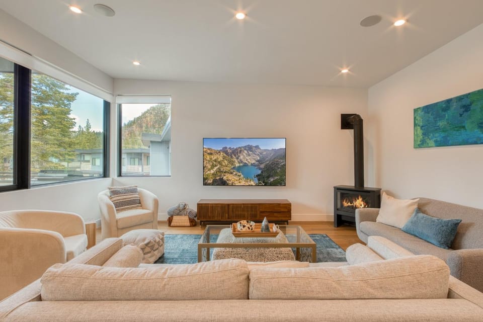 Twilight Run at Palisades by Tahoe Getaways - Pet-Friendly 3BR w EV Charger & Ski Shuttle House in Palisades Tahoe (Olympic Valley)