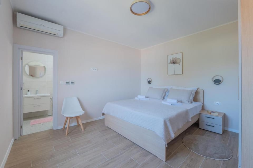 Bed, Bathroom, Photo of the whole room, Bedroom, towels, air conditioner