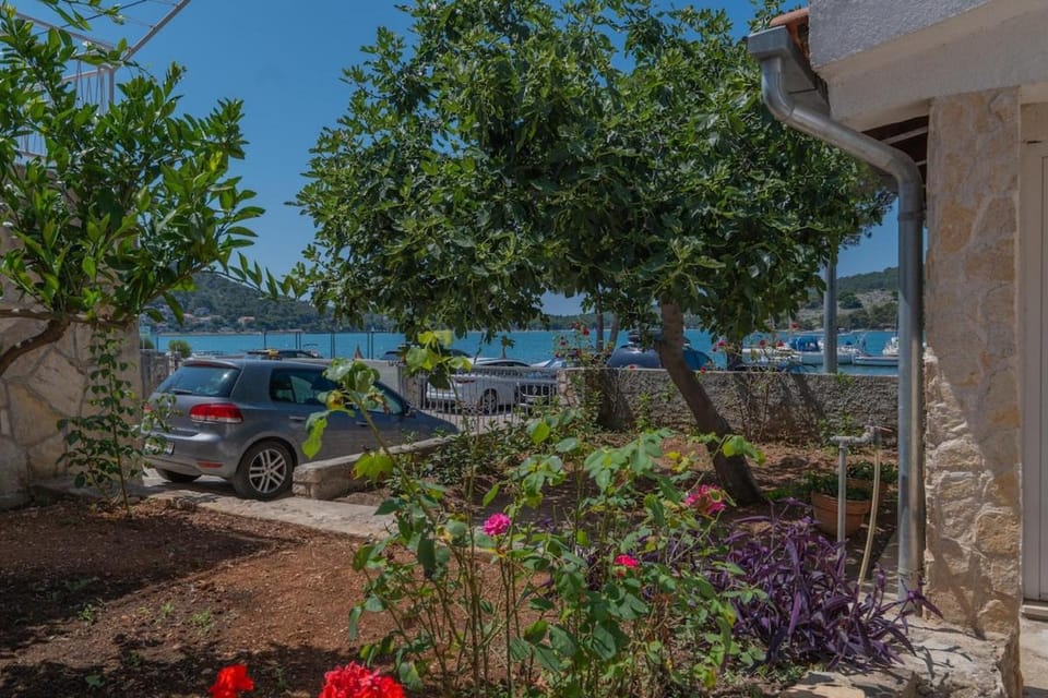 Property building, Day, Natural landscape, Garden, Garden view, Parking