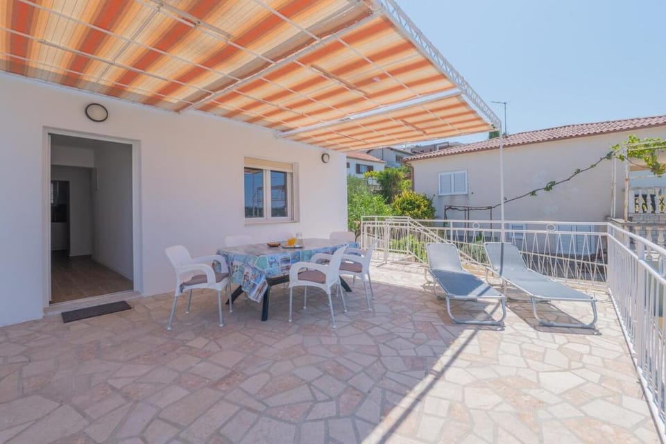 Property building, Patio, Day, Balcony/Terrace, Dining area