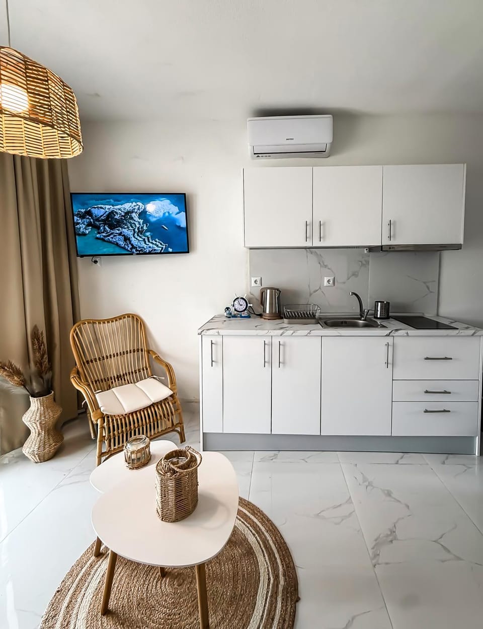 TV and multimedia, Kitchen or kitchenette, Living room, Seating area, stove