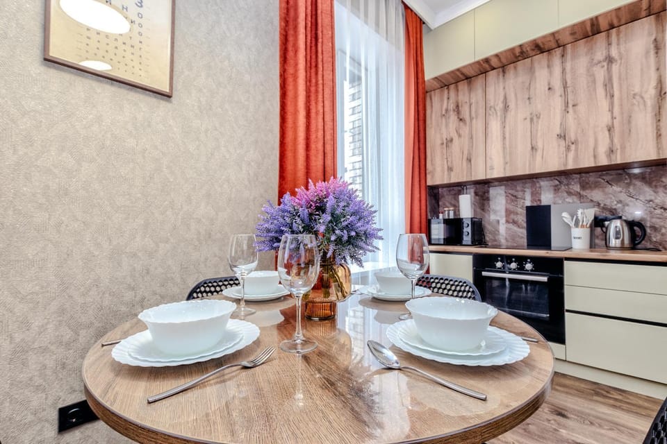 Coffee/tea facilities, Kitchen or kitchenette, Dining area, Food, microwave, oven, stove, kitchen, kitchen