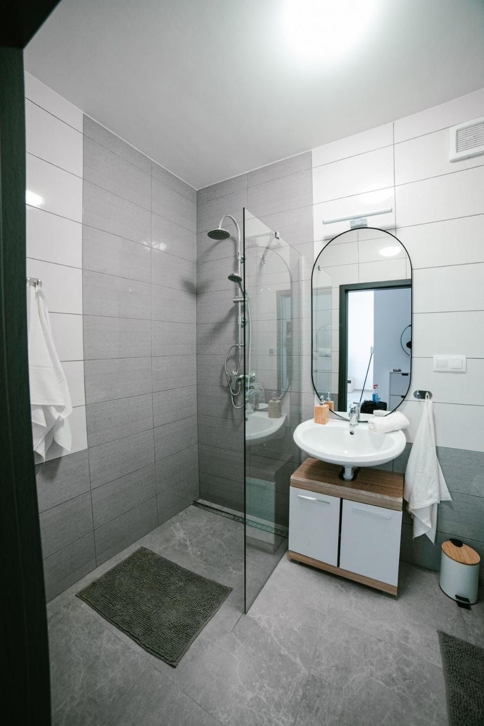 Shower, Toilet, Bathroom, towels