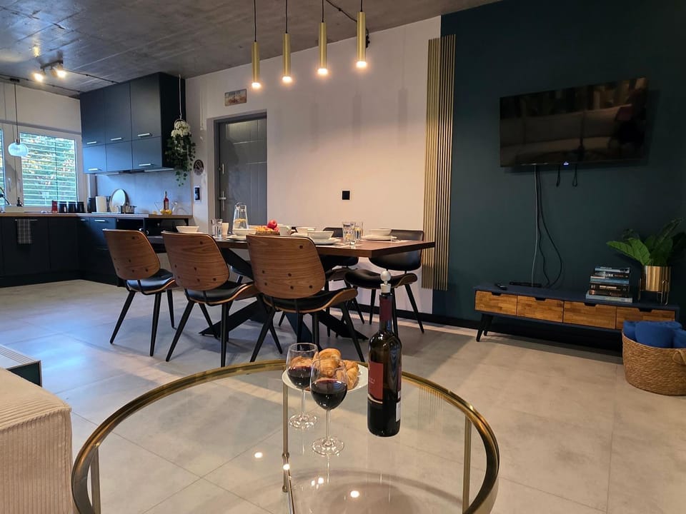 TV and multimedia, Kitchen or kitchenette, Living room, Seating area, Dining area, internet