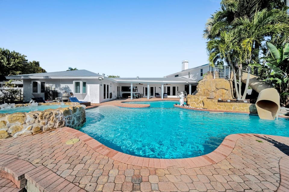 Property building, Patio, Day, Pool view, Swimming pool, sunbed