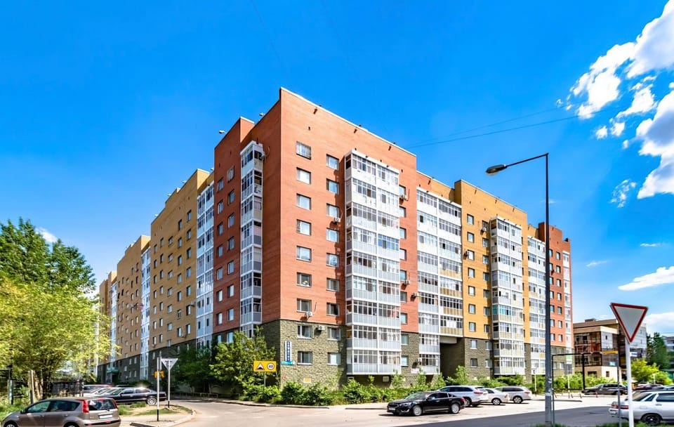 Property building, Day, Neighbourhood, City view, Street view, Location, Parking