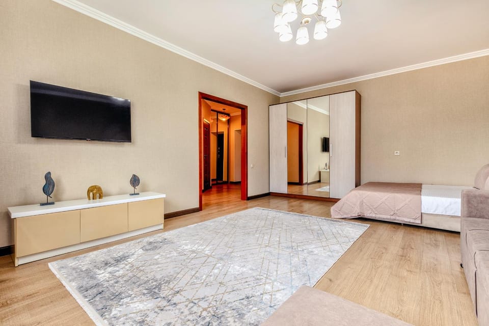 Bed, TV and multimedia, Living room, Photo of the whole room, Seating area, Bedroom