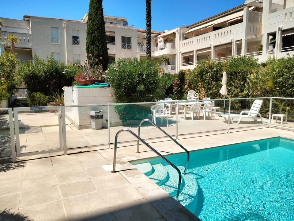 Near Croisette atypic studio garden pool Apartment in Cannes
