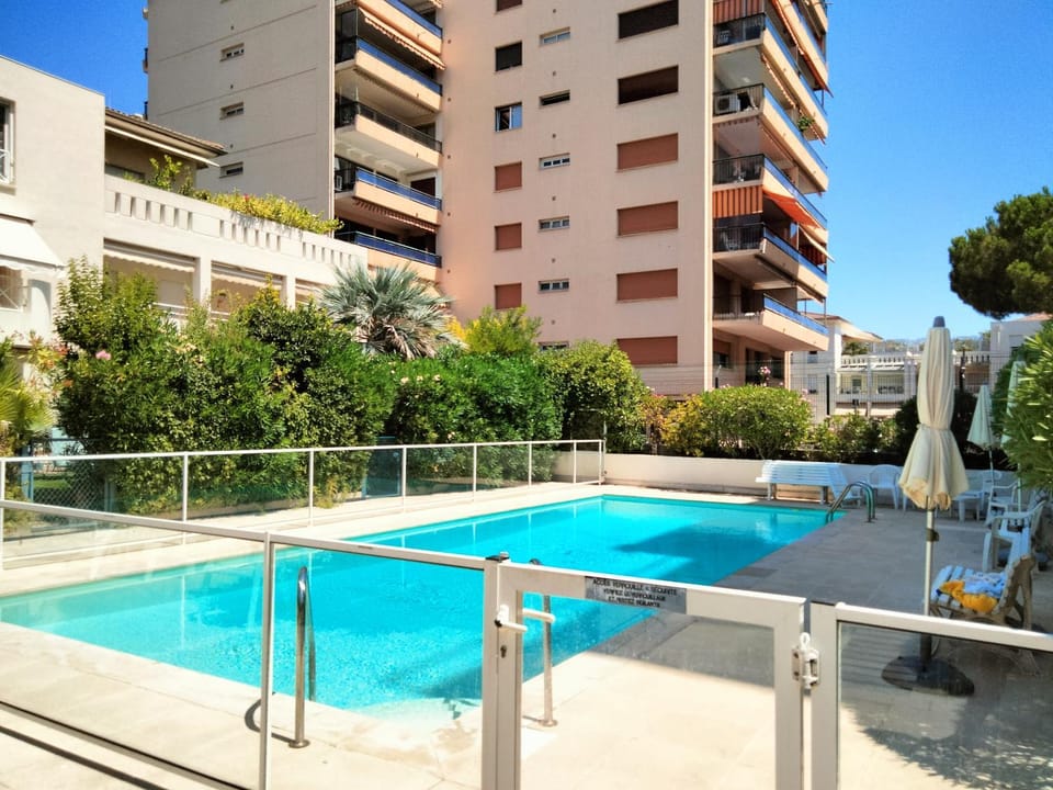 Near Croisette atypic studio garden pool Apartment in Cannes