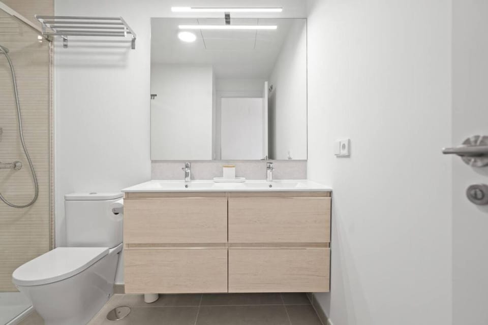 Shower, Toilet, Bathroom, towels