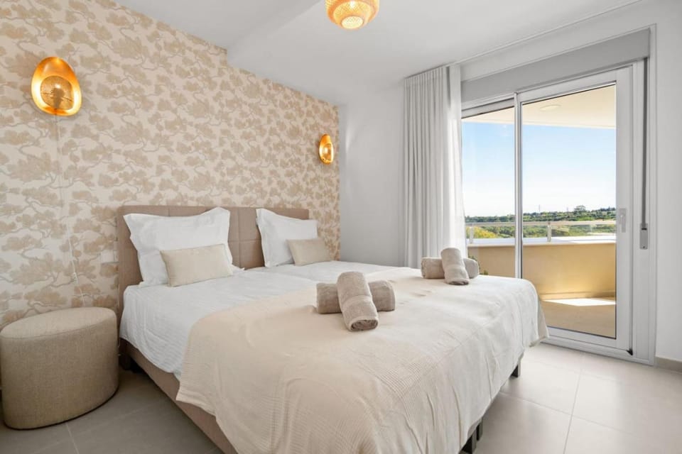 Bed, Bedroom, towels