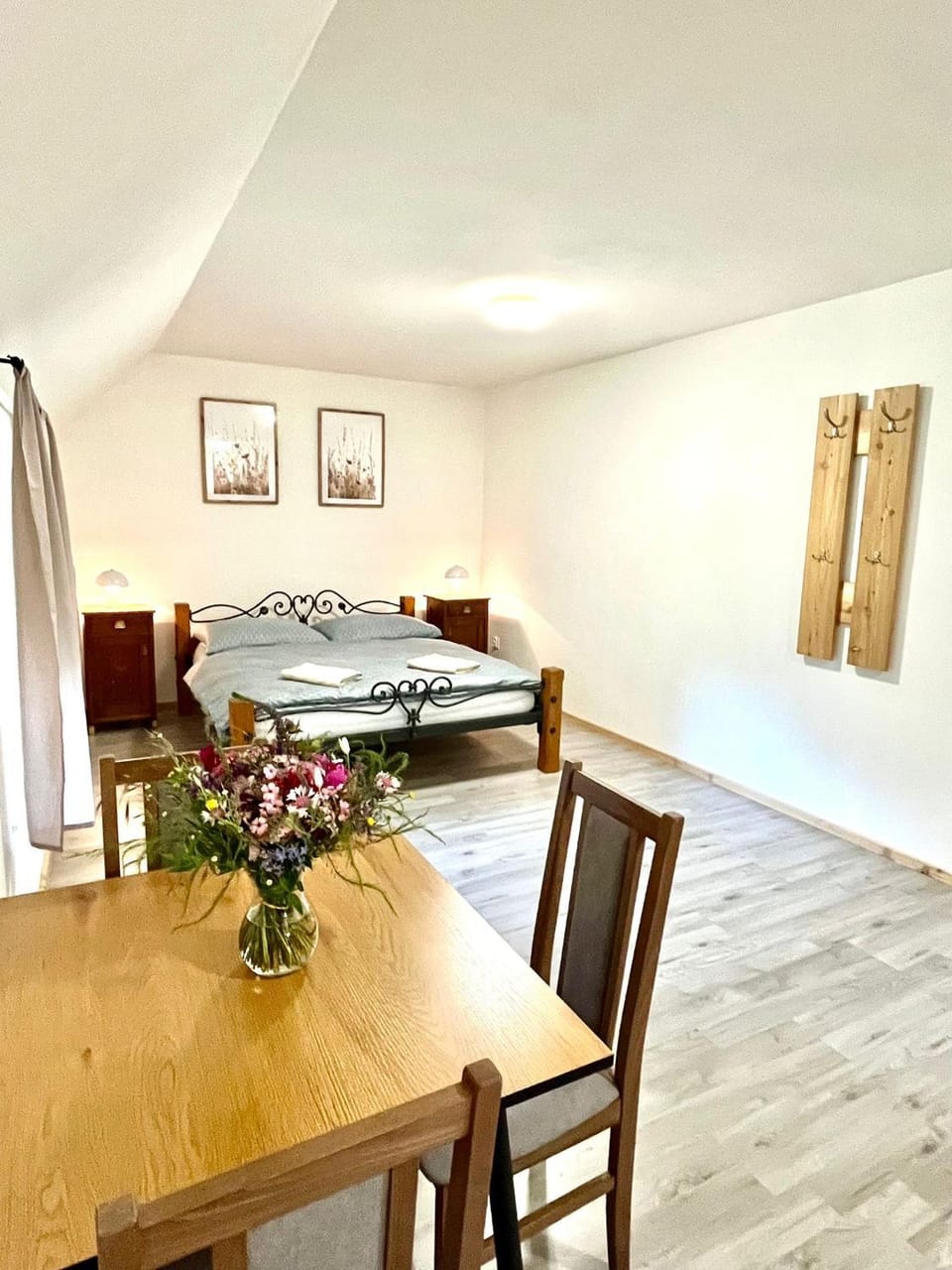Bed, Photo of the whole room, Seating area