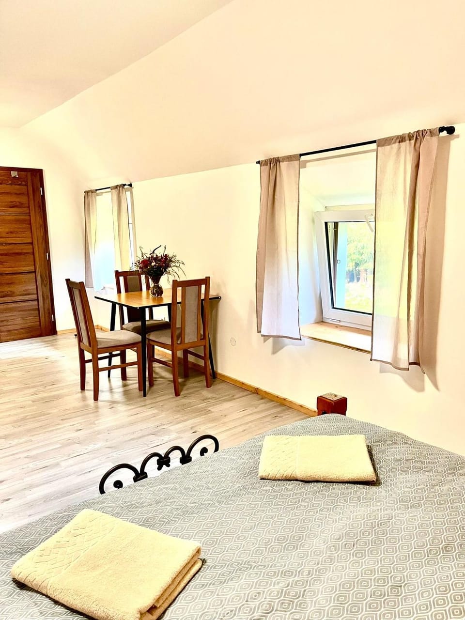Bed, Photo of the whole room, Seating area