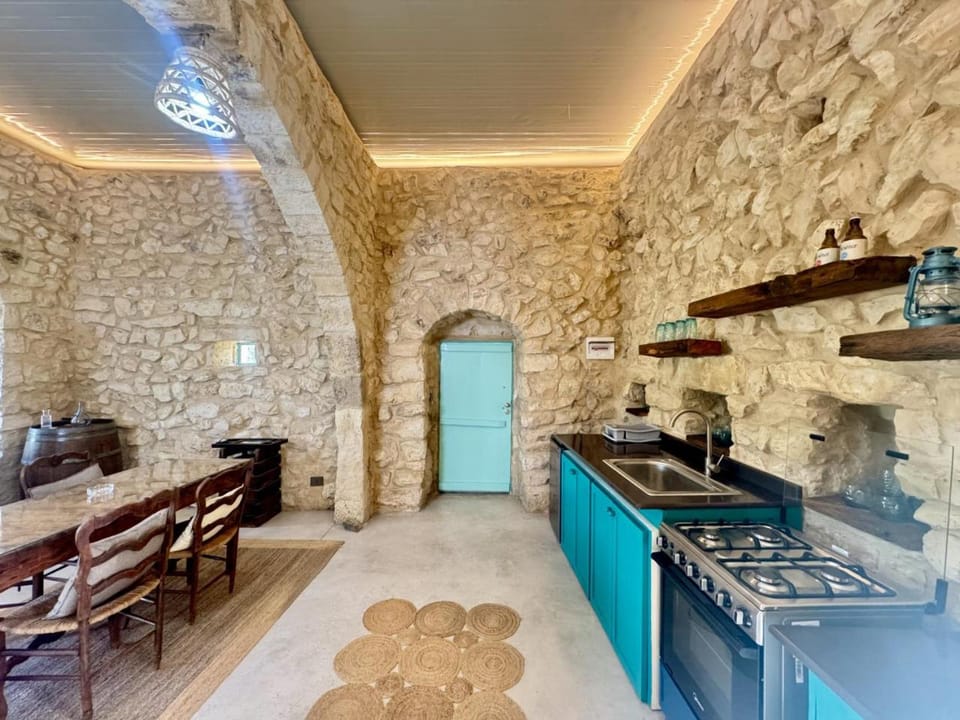 Kitchen or kitchenette, Dining area, stove