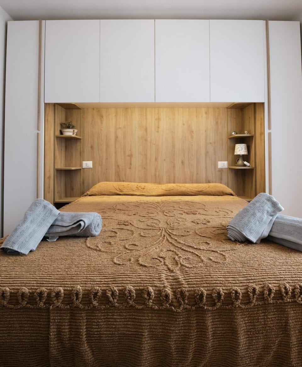 Bed, Bedroom, towels